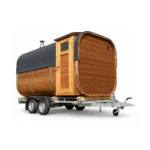 TimberIN Nordic Square Mobile Sauna™ – quadratische mobile Sauna mit gerundetem Dach, Holzverkleidung, verglaster Seitentür und zweiachsigem Anhängerfahrgestell auf weißem Hintergrund.