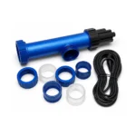 Badefass Zubehör 2 UV Filter Badefass – blaues röhrenförmiges UV-C-Wasseraufbereitungsgerät mit schwarzem Lampengehäuse, Stromkabel und blau-weißen Verschraubungen auf weißem Hintergrund.