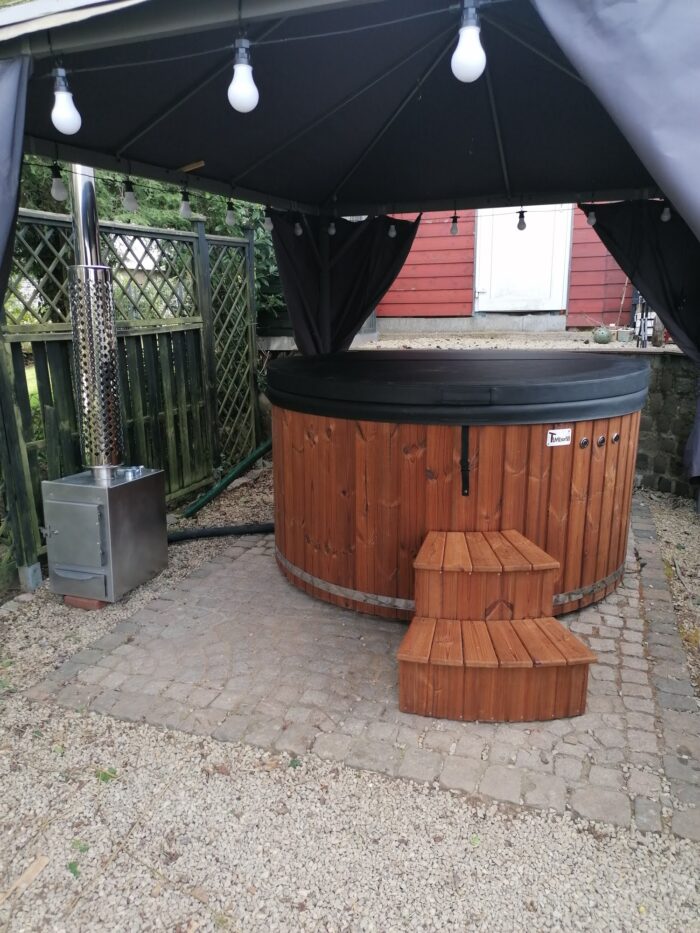 Badefass mit isolierender Abdeckung und hölzernem Einstieg