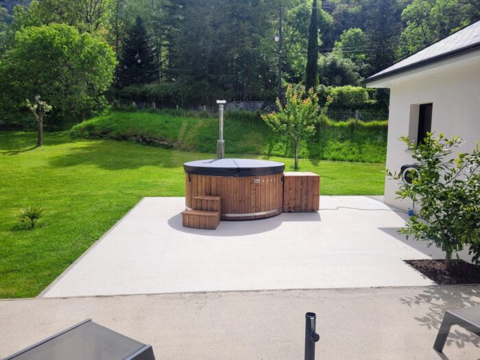 klein 1 Badefass mit Abdeckung und Einstieg auf einer Gartenterrasse