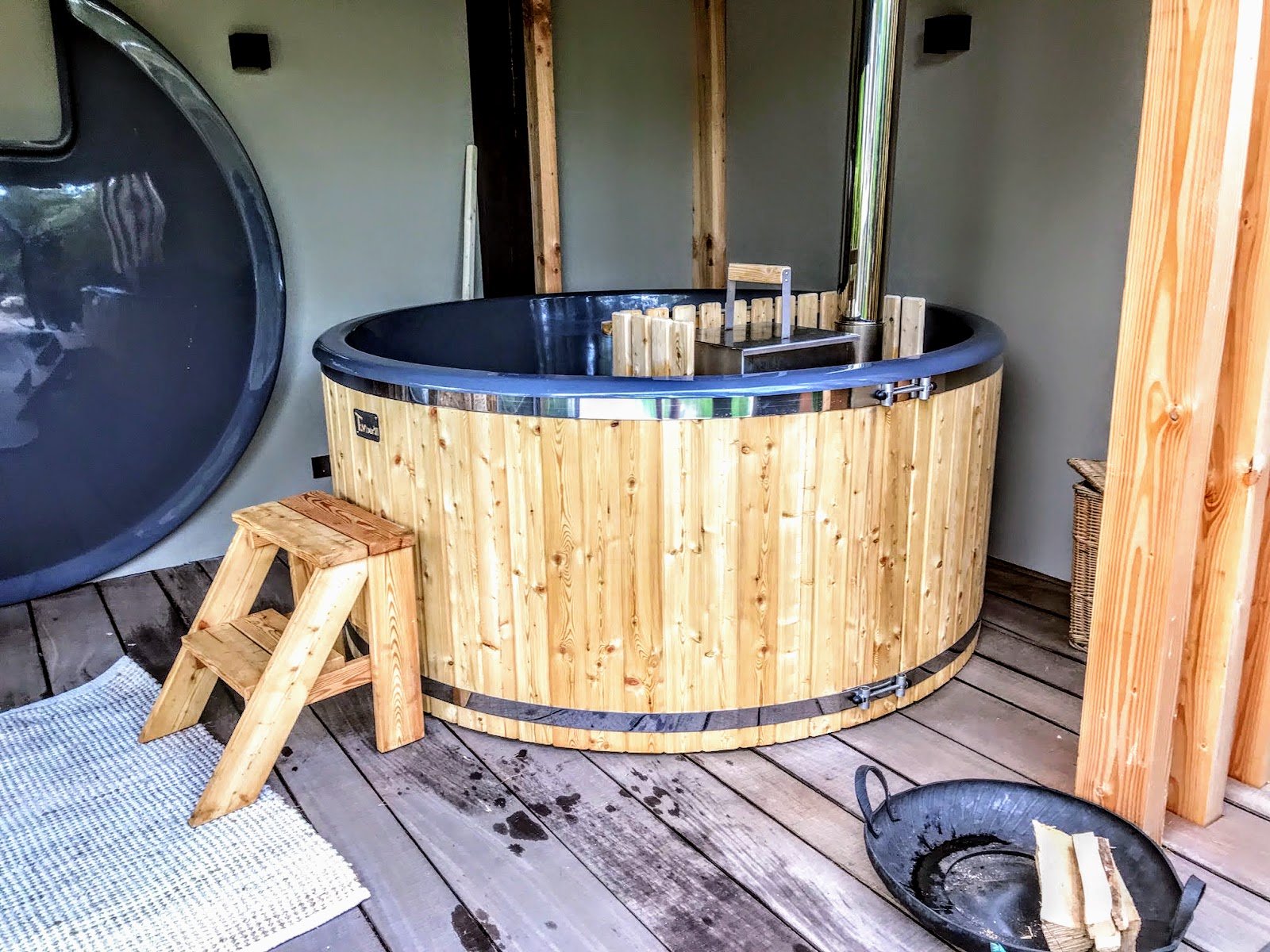 Holz-Badefass mit Innenofen unter einem Dach