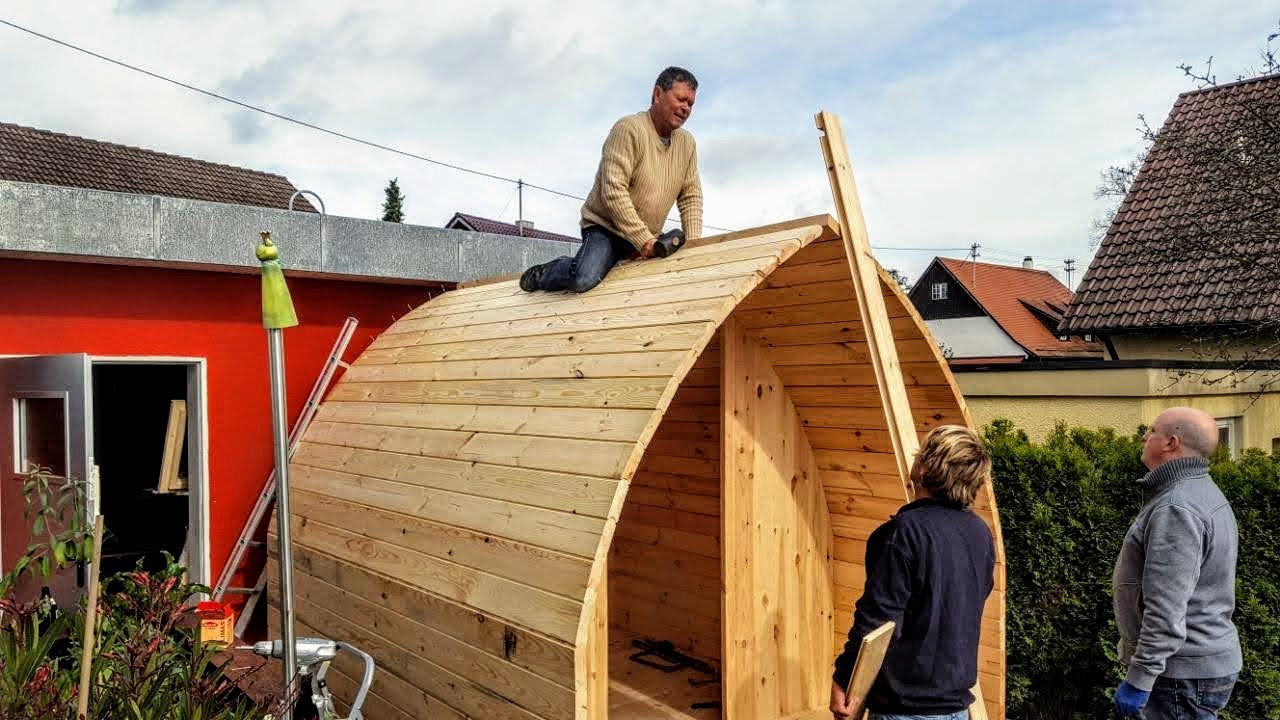 Aufbau einer Fasssauna im Garten