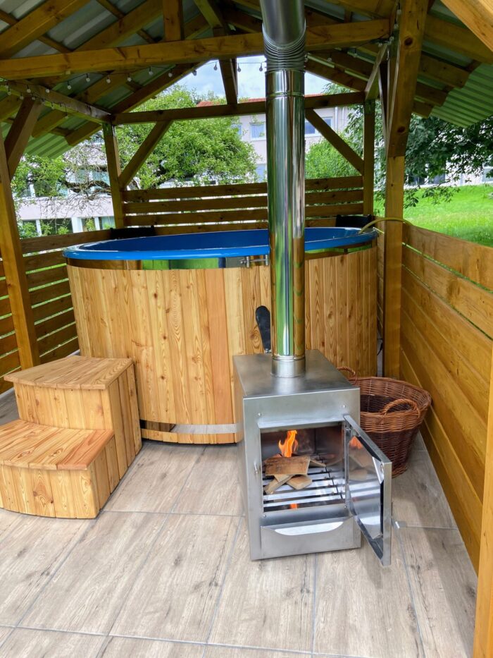 Kunststoff 1 Holzverkleidetes Badefass mit blauer Innenwanne und Außenofen