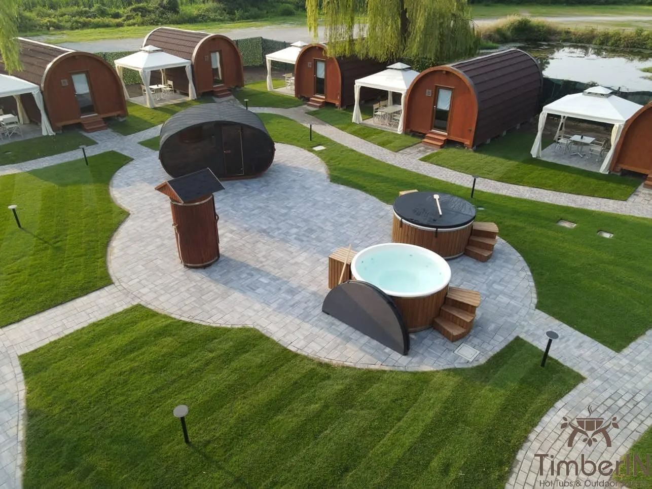 Abverkauf 1 Mehrere Außensaunen und Hot Tubs in einer Ausstellungsanlage aus der Vogelperspektive