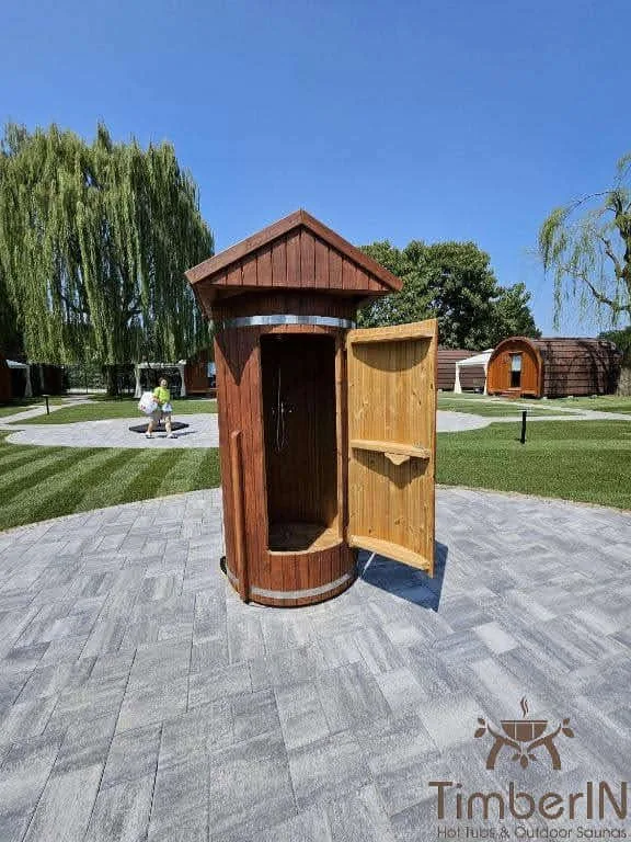 Mit Dusche 1 Separate kleine Holzkabine in einem Außensauna- und Wellnessbereich