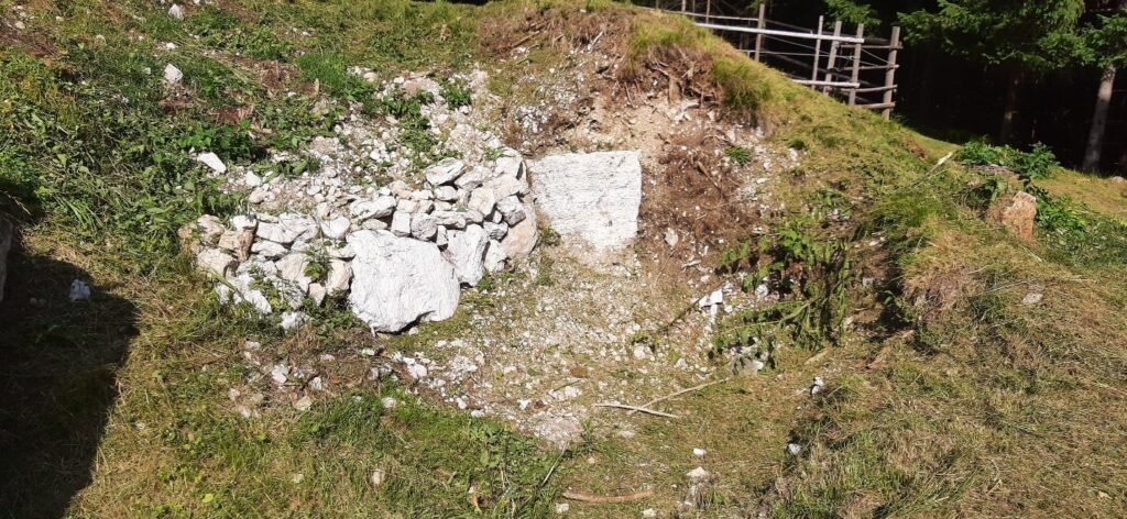 Untergrund und Terrasseneinbau eines Badefasses 15 Steinauflager für die Konstruktion des eingebauten Badefasses