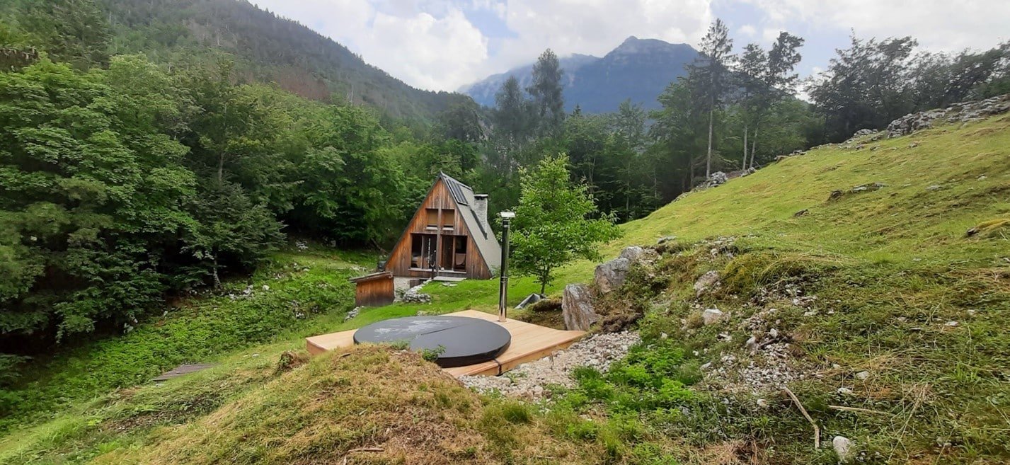 Untergrund und Terrasseneinbau eines Badefasses 13 Fertiges, in eine Holzterrasse eingebautes Badefass