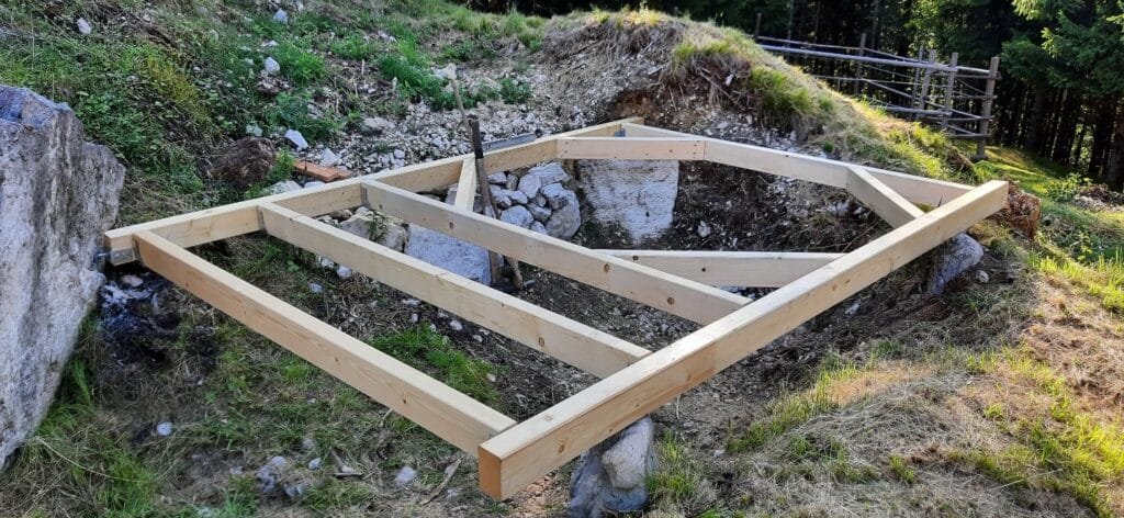 Untergrund und Terrasseneinbau eines Badefasses 18 Holzrahmen mit Technikbereich für den Badefassofen