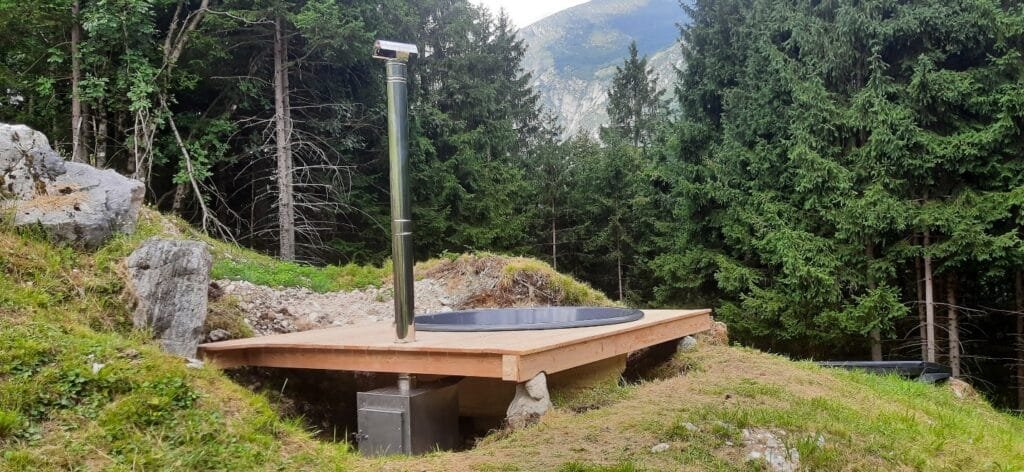 Untergrund und Terrasseneinbau eines Badefasses 20 Externer Holzofen neben dem eingebauten Badefass
