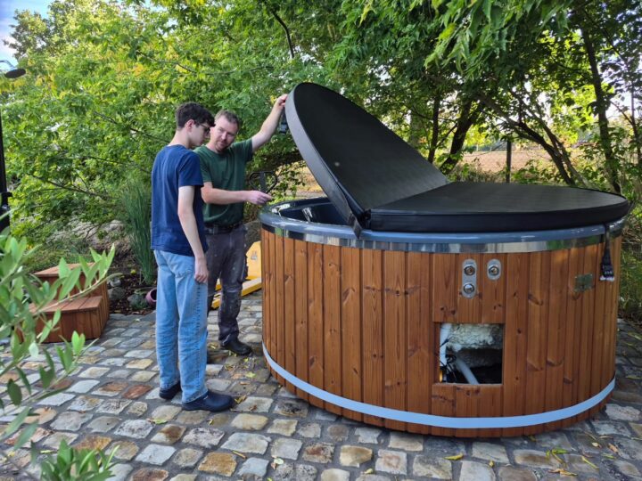 TimberIN Nordic Rojal Badefass mit Thermodeckel auf neu gepflasterter Terrasse in einem Garten in Zehrental