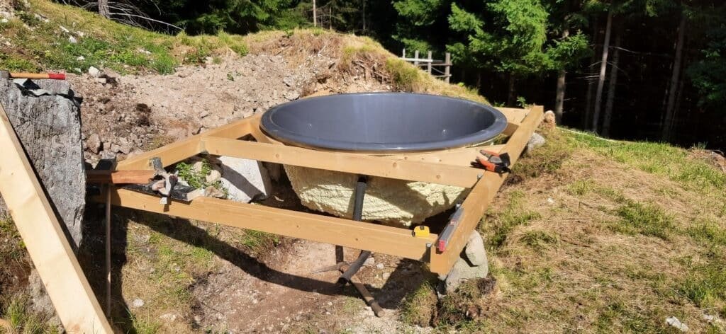 Untergrund und Terrasseneinbau eines Badefasses 19 Badefass auf der Tragkonstruktion vor dem Schließen der Terrasse