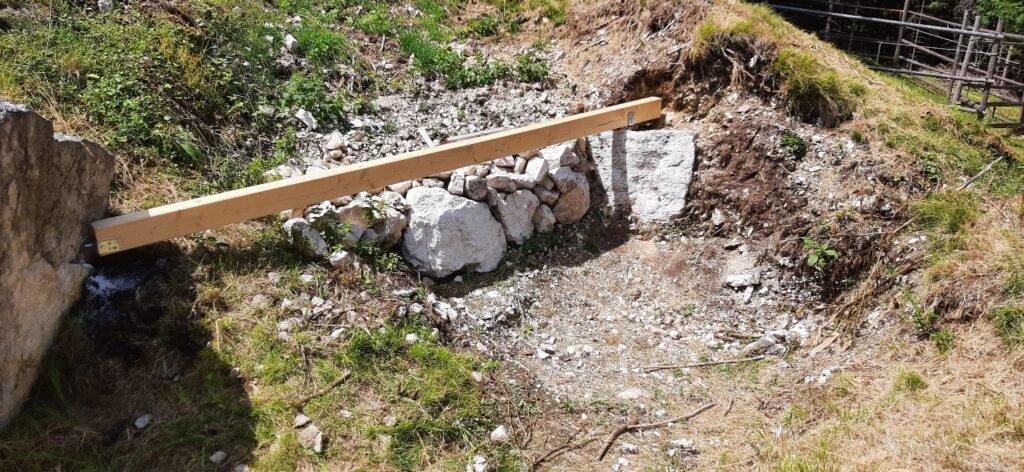 Untergrund und Terrasseneinbau eines Badefasses 16 Erster Stützpfosten der Konstruktion für ein eingebautes Badefass