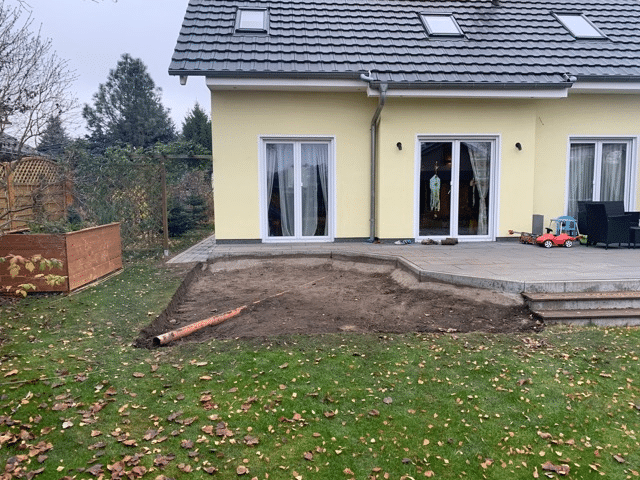 Untergrund und Terrasseneinbau eines Badefasses 2 Freigeräumter Bereich für das künftige Badefass