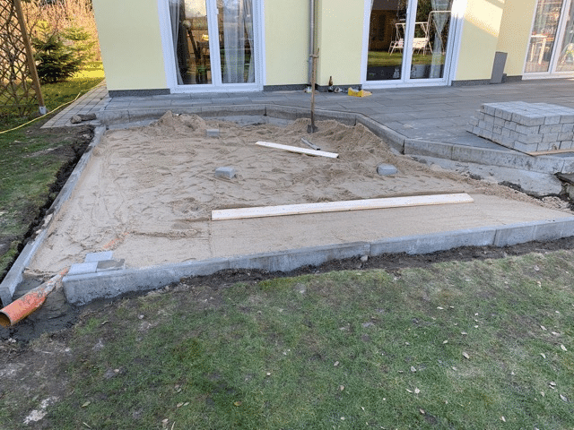 Untergrund und Terrasseneinbau eines Badefasses 4 Untergrundvorbereitung mit Einfassungen und Kiesschicht