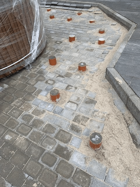 Untergrund und Terrasseneinbau eines Badefasses 8 Zwischenstützen der Holzterrasse