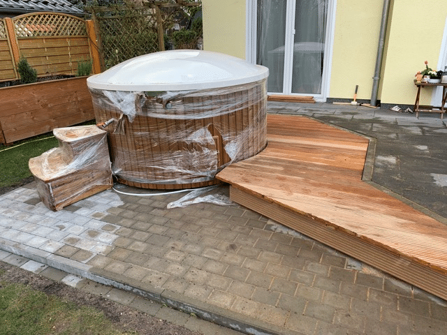 Untergrund und Terrasseneinbau eines Badefasses 11 Badefass in die Terrasse eingebunden