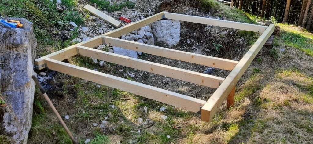 Untergrund und Terrasseneinbau eines Badefasses 17 Bau und Nivellierung der Basis für ein eingebautes Badefass