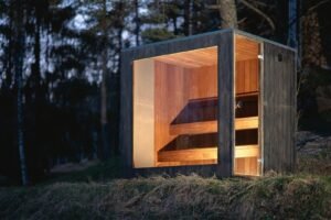 TimberIN Nordic Cube moderne Außensauna mit beleuchteter Glasfront
