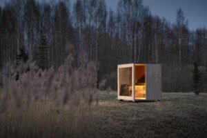 TimberIN Nordic Cube beleuchtete Sauna am Abend im Wald