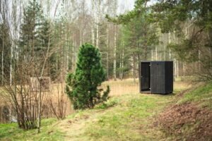 TimberIN Nordic Cube S schwarze Sauna am Waldrand