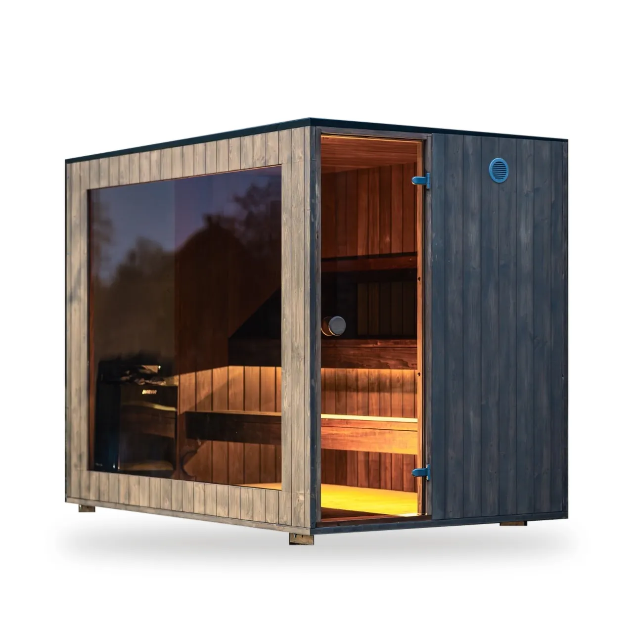 TimberIN Nordic Cube™ 1 TimberIN Nordic Cube moderne Außensauna aus CLT mit Glasfront auf weißem Hintergrund